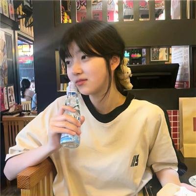 挥著翅膀的女孩